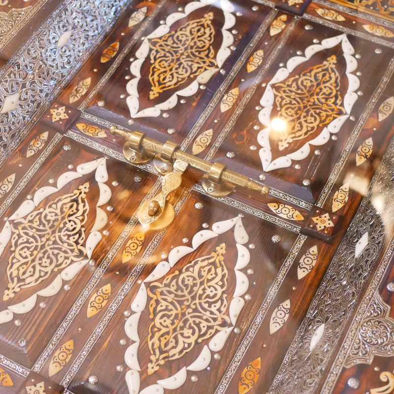 Table basse et 4 tabourets style marocain