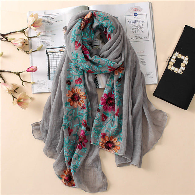 Foulard en coton brodé floral