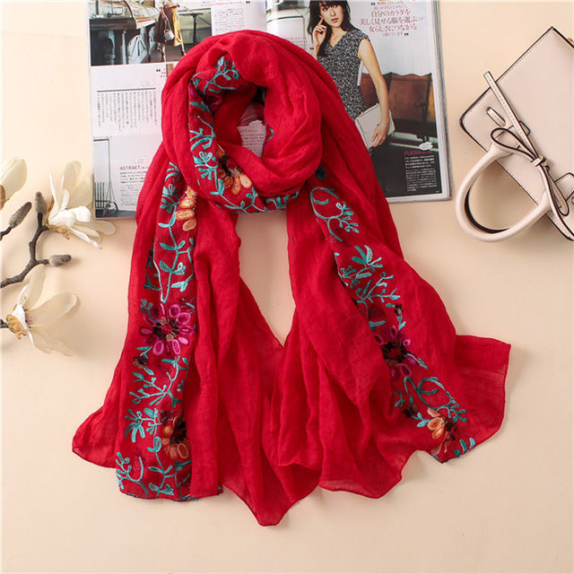 Foulard en coton brodé floral