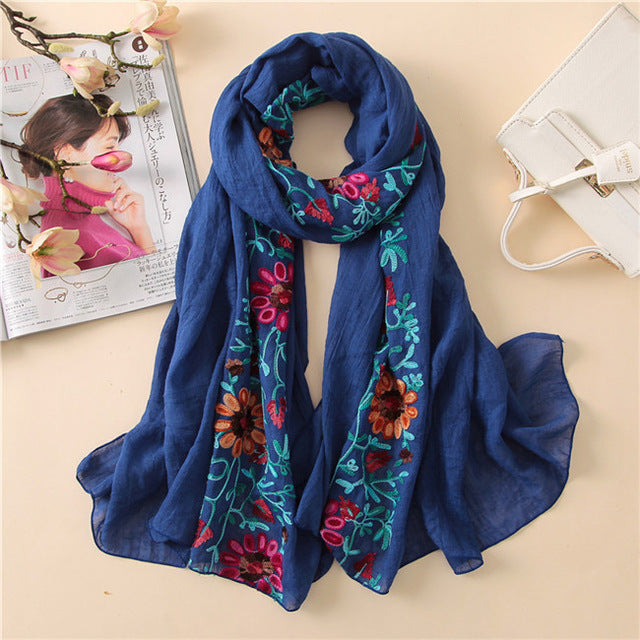 Foulard en coton brodé floral