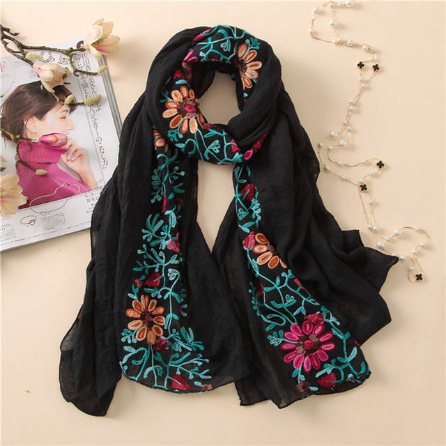 Foulard en coton brodé floral
