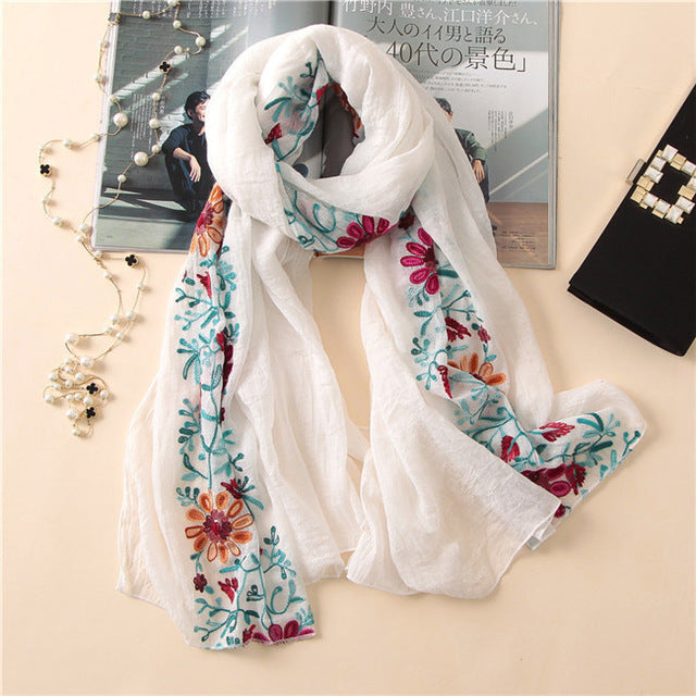 Foulard en coton brodé floral