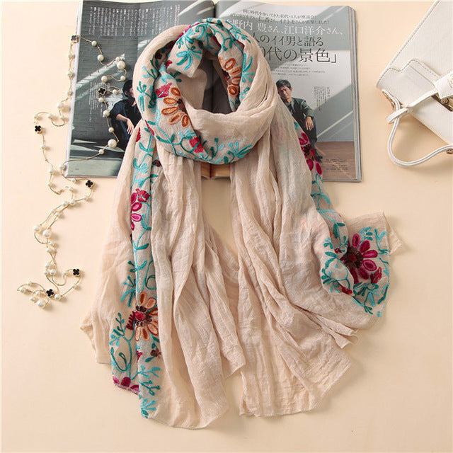 Foulard en coton brodé floral