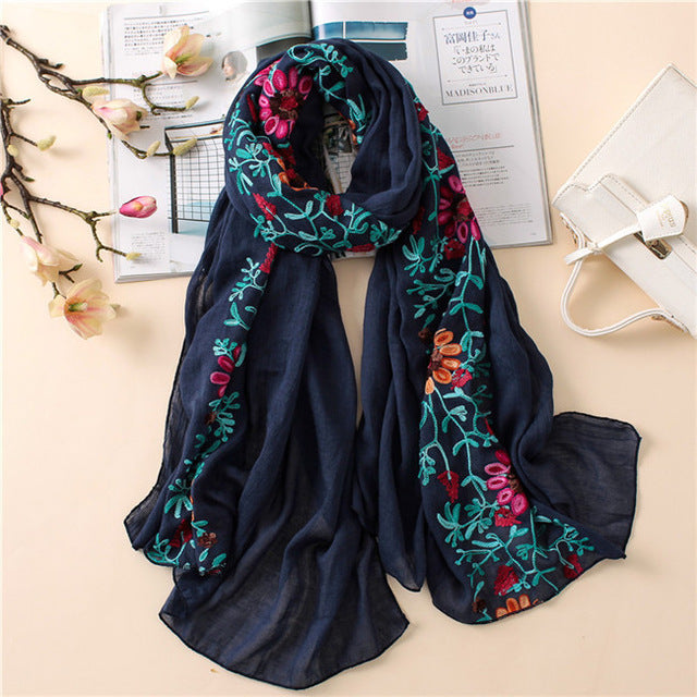 Foulard en coton brodé floral