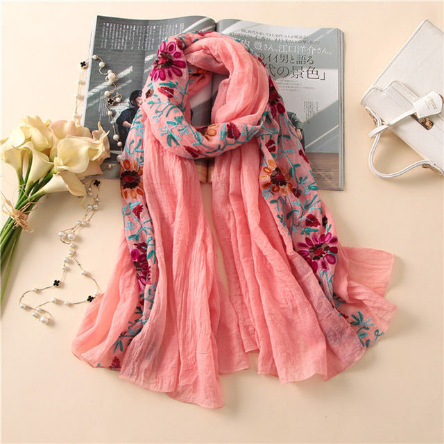 Foulard en coton brodé floral