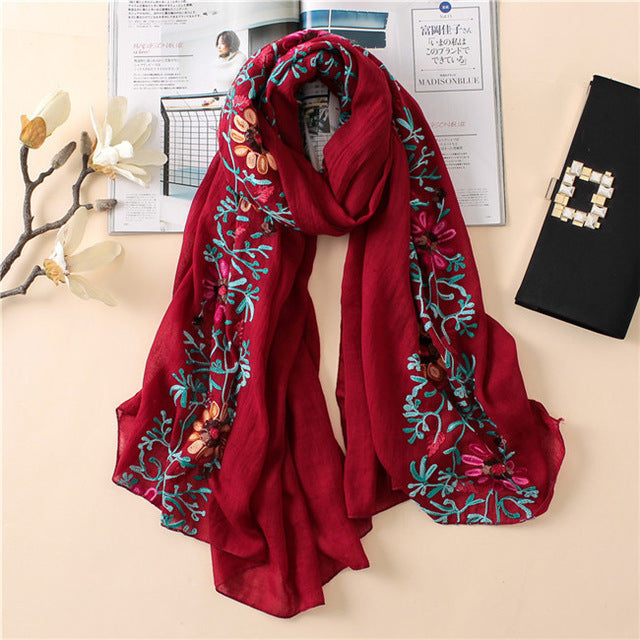 Foulard en coton brodé floral