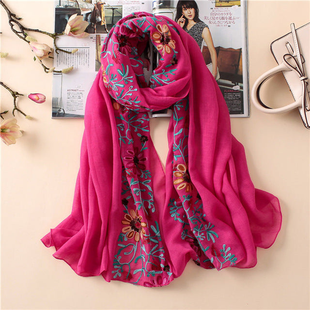 Foulard en coton brodé floral