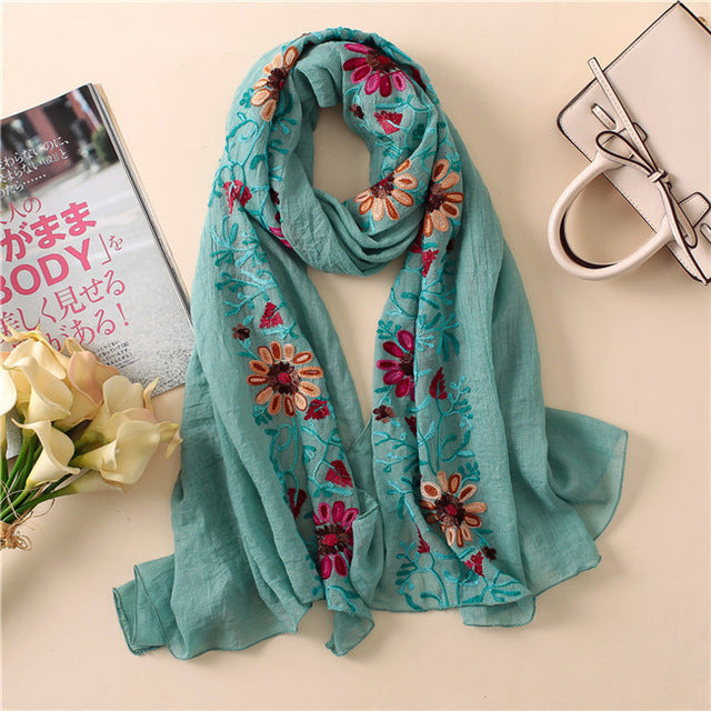 Foulard en coton brodé floral