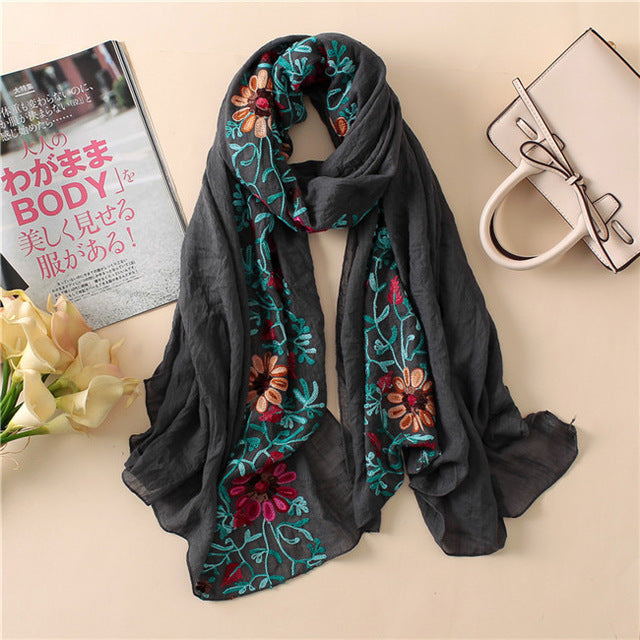 Foulard en coton brodé floral