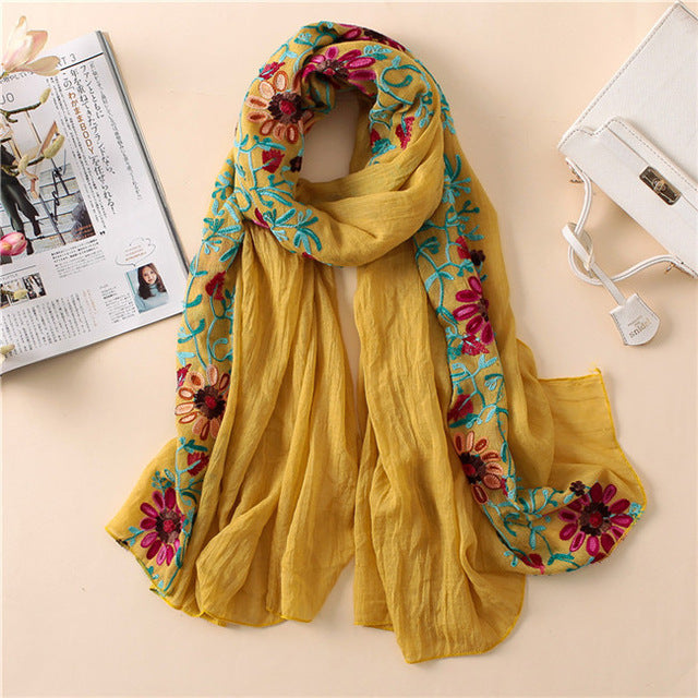 Foulard en coton brodé floral