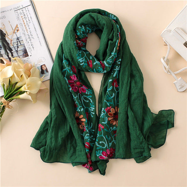 Foulard en coton brodé floral