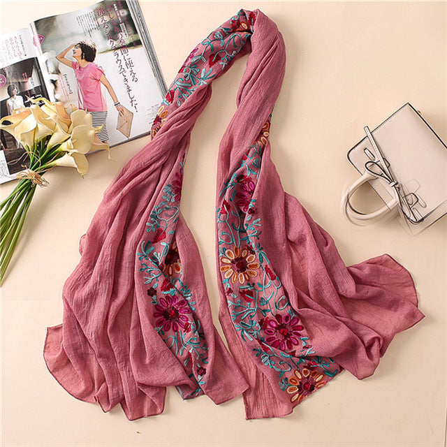 Foulard en coton brodé floral